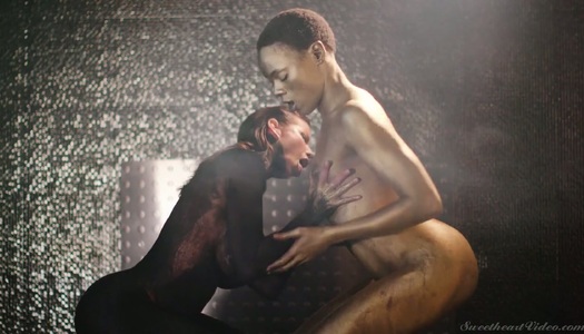 Spektakuläres lesbisches XXX-Video mit Alexis Fawx und Ebenholzmodell mit goldener Haut Porno Bilder