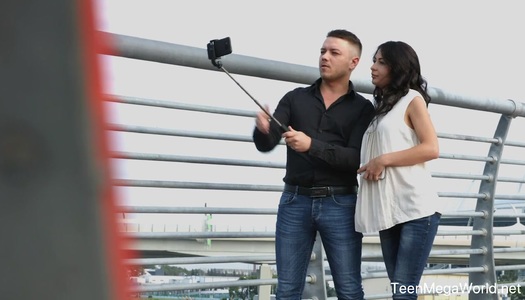 Pornobild Die sexuell aufgeladene Brünette Roxy Sky gibt einen sinnlichen Blowjob und bekommt ihren Schlitz genagelt