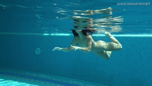 Pornobild Das russische Schwimmmädchen Jessica Lincoln zeigt Striptease unter Wasser