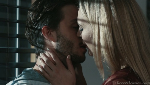 Die brutzelnde Stiefmutter Mona Wales schlägt ihren Stiefsohn, während ihr Ehemann auf Geschäftsreise ist Porno Bilder