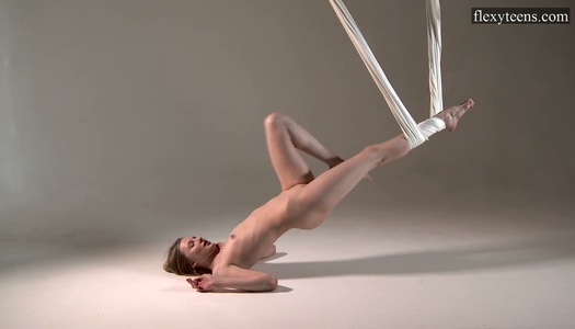 Die flexible russische Turnerin Sofia Zhiraf zieht sich in der Hängematte aus Porno Bilder