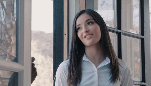 Pornobild Die weiße Kokette Emily Willis zieht die Hose eines schwarzen College-Kollegen an