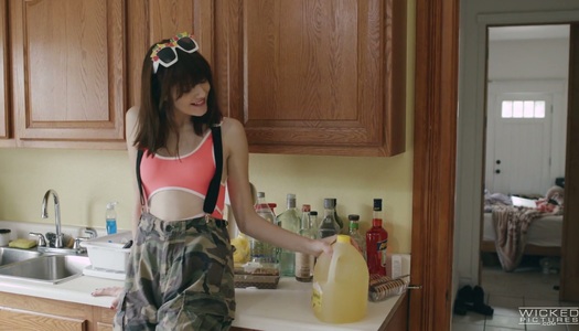 Pornobild Die versaute blonde Nikki Peach hat verrückten Sexspaß mit ihrem Freund