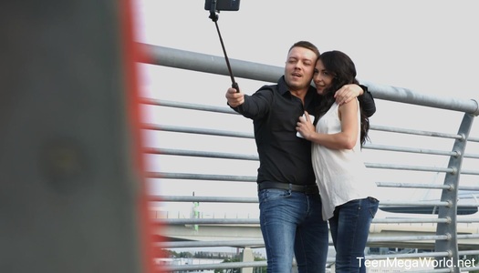 Pornobild Der charmante 19-jährige Roxy Sky liebt sich beim ersten Date