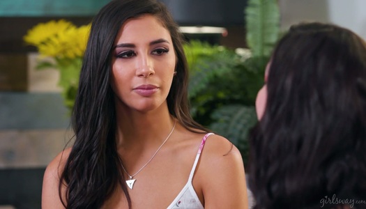 Slutty Babe mit perfekt geformtem Körper Gianna Dior gibt ein Interview Porno Bilder