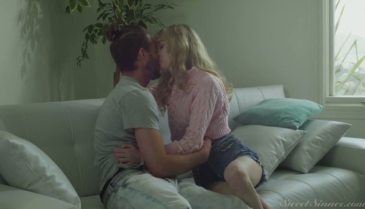 Pornobild Die schüchterne Blondine Mackenzie Moss liebt ihren bärtigen Freund