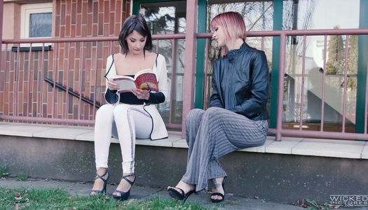 Die versaute Lesbe Sammie Six ist der Pussy-Doggy-Style ihrer Freundin Porno Bilder