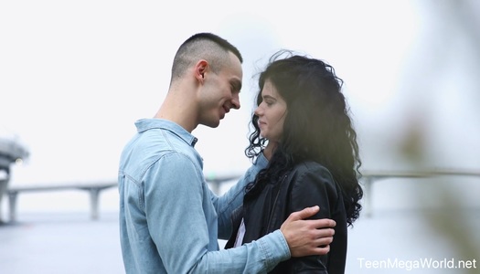 Pornobild Die lockige Brünette Black Angel liebt sich beim ersten Date mit ihrem neuen Freund