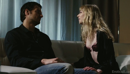 Pornobild Das kleine Tittenbaby Mackenzie Moss genießt schönen Sex bei Kerzenschein